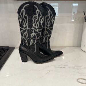 Cowboy boots tall back with traditional stitch pattern. Size 7.